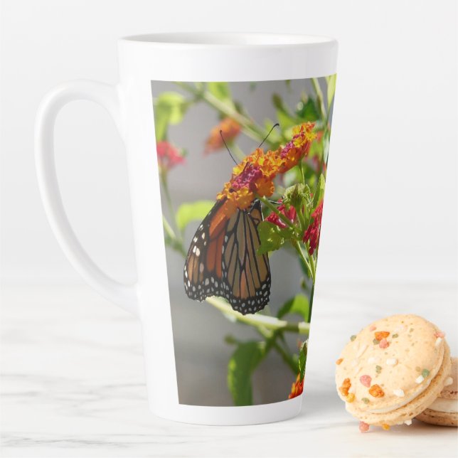 Caneca De Café Latte Borboleta Monarca no Arbusto de Borboleta Vermelho (In Situ)