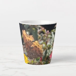 Caneca De Café Latte Borboleta Vírgula em Rudbeckia Flor Lata