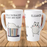 Caneca De Café Latte Cachorro Engraçado Livro Gato Pótamo Citação Pótam<br><div class="desc">Gatos bonitos e engraçados com livros personalizados presentes para livreiros que amam gatos,  com a citação personalizável: "Facilmente distraído por gatos e livros".</div>