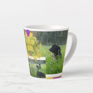 Caneca De Café Latte Cães bonitos na Colagem de Campos de Rapeseed