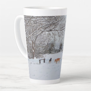 Caneca De Café Latte cães jogando na paisagem invernal da neve