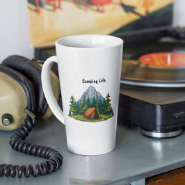 Caneca De Café Latte Camping Life, com uma tenda no bosque