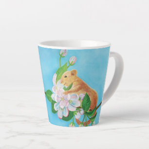 Caneca De Café Latte Camundongo comum no galho florescente da macieira