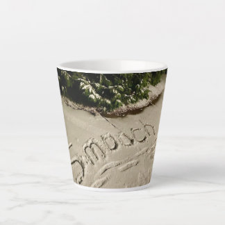 Caneca De Café Latte Caneca de latte com "Beijo" escrito na neve