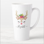 Caneca De Café Latte Caneca-de-rena-natalina<br><div class="desc">Um rosto bonito de rena com flores decora esta caneca. Faz um belo presente de Natal para uma garota. Personalize esta caneca única para uma garota que você conhece. Projetado para você pelo Blackberry Boulevard.</div>
