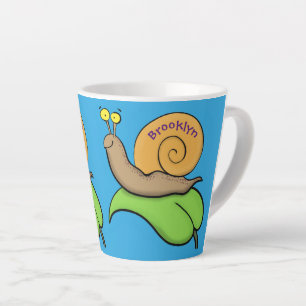 Caneca De Café Latte Caracol bonito e feliz numa ilustração de desenho 
