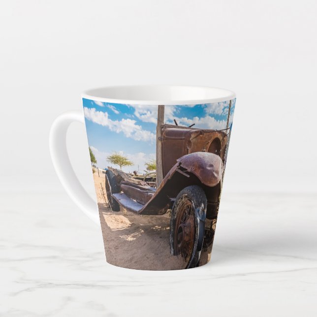 Caneca De Café Latte Carro antigo e abandonado 3 em Solitaire, Namíbia (Ângulo esquerdo)