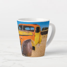 Caneca De Café Latte Carro antigo e abandonado em Solitaire, Namíbia