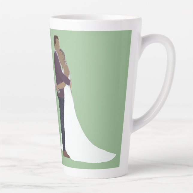 Caneca De Café Latte Casal de noivos, tons de pele médios (Direita)
