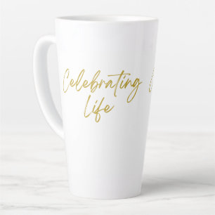 Caneca De Café Latte Celebração Da Lata De Vida Alta