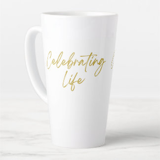 Caneca De Café Latte Celebração Da Lata De Vida Alta