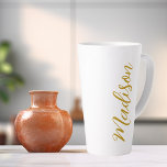 Caneca De Café Latte Chic Dourado Adicionar Seu Nome Script Manuscrito<br><div class="desc">Uma caneca de latte monograma personalizada por chic para uma garota que ama presentes simples e escritos à mão. Belo roteiro cursivo ao lado da sua garrafa soletrando seu nome em tipografia elegante.</div>