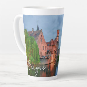 Caneca De Café Latte Cidade antiga e torre de Belfry à noite em Bruges