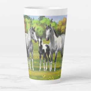 Caneca De Café Latte Cinza De Maçã Em Cavalos De Tintas Em Pasto De Ver