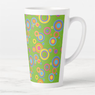 Caneca De Café Latte Círculos de humor retrô em verde