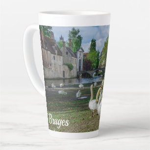 Caneca De Café Latte Cisnes brancas no centro de Bruges