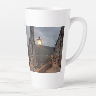 Caneca De Café Latte colori rilassanti e dettagli armoniosi.
