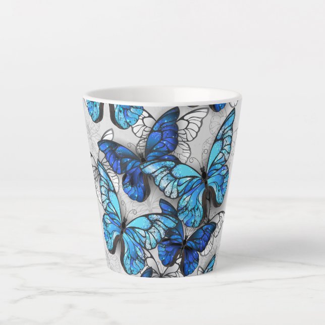 Caneca De Café Latte Composição de Borboletas Brancas e Azuis (Frente)