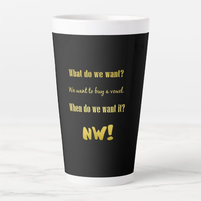 Caneca De Café Latte Compre uma Vogal — Agora! É Divertido (Frente)