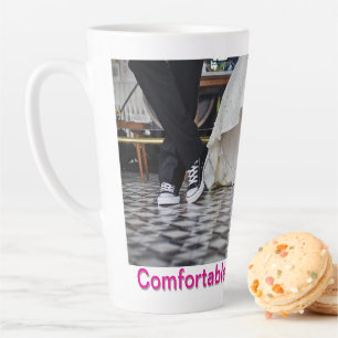 Caneca De Café Latte Confortável Junto Da Lâmina De Amor Latente Por Ed
