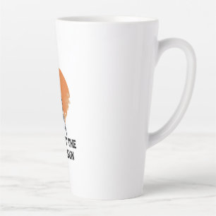 Caneca De Café Latte Contra o Sol que Morre, Lixando com o Pico do Sol