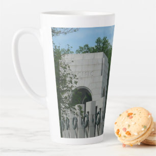 Caneca De Café Latte Coroa de Flores do Memorial da Segunda Guerra Mund