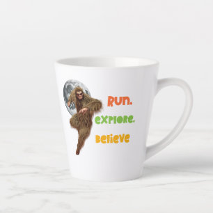 Caneca De Café Latte Correndo Aventura Sasquatch Acredite Design