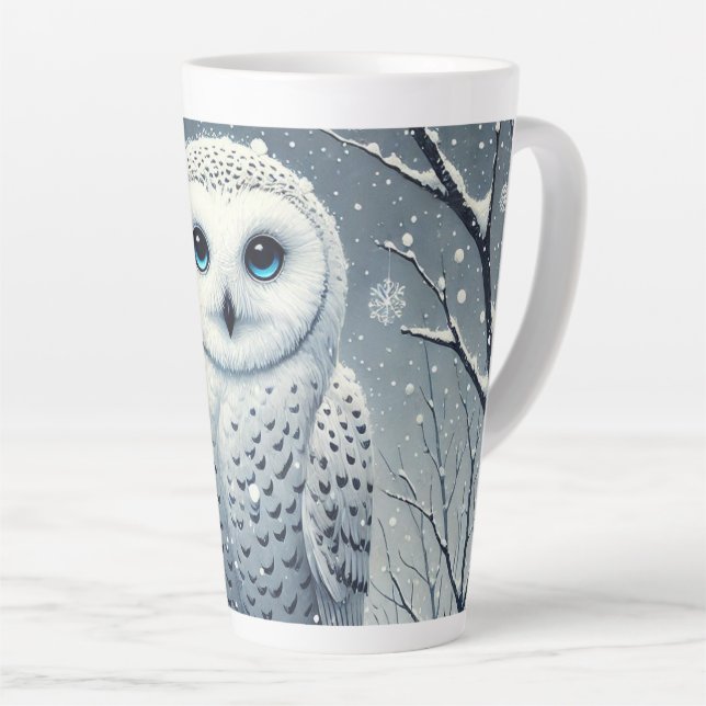 Caneca De Café Latte Coruja da Neve Empoleirada no Galho Nevado  (Ângulo direito)
