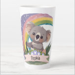 Caneca De Café Latte Cute Baby Koala Rainbow Nome Personalizado<br><div class="desc">Este design encantador apresenta um adorável coala bebê em meio a um vibrante pano de fundo do arco-íris, criando uma atmosfera balbuciosa e alarmante. Perfeito para berçários, salas de jogos, ou qualquer espaço onde você queira infundir uma sensação de maravilha. A paleta de cores diversa e alegre não só adiciona...</div>