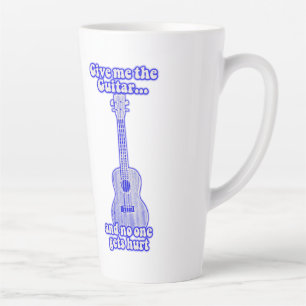 Caneca De Café Latte Dê-me o violão e ninguém se machuca.