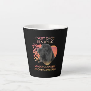 Caneca De Café Latte De Vez Em Quando Um Cão Entra Sua Vida
