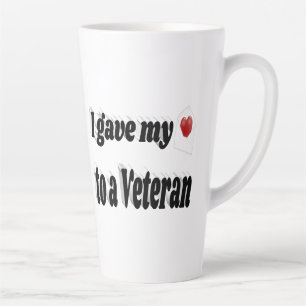 Caneca De Café Latte Dei o meu coração a um texto preto veterano