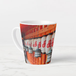 Caneca De Café Latte dentro Itsukushima Shrine