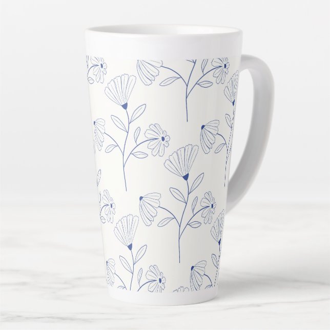 Caneca De Café Latte Desenho de flores azuis delineadas em tinta  (Ângulo direito)