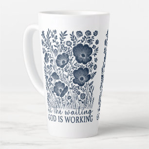 Caneca De Café Latte Deus Está Trabalhando na Espera Floral Azul Cristã