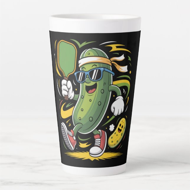Caneca De Café Latte Dill Pickle Jogando Pickleball (Frente)