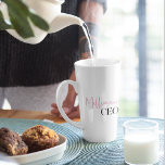 Caneca De Café Latte Diretor-Geral Milionário Mínimo Moderno | Rosa E P<br><div class="desc">Apresentando o "Diretor Executivo Milionário Mínimo Moderno | Coleção rosa e preto Eleve seu estilo e faça uma declaração poderosa com nosso produto exclusivo,  que apresenta o design cativante do texto "CEO Milionário" em uma combinação elegante de rosa e preto.</div>