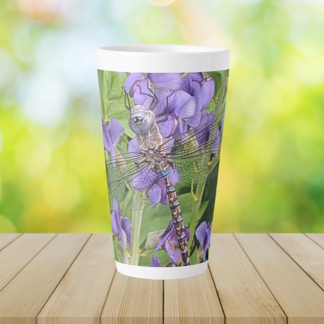 Caneca De Café Latte Dragonfly Darner de Olhos Azuis em Flores Roxas (In Situ Table)