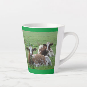 Caneca De Café Latte Duas Vacas Brancas Geladas. Caneca de Latte Verde