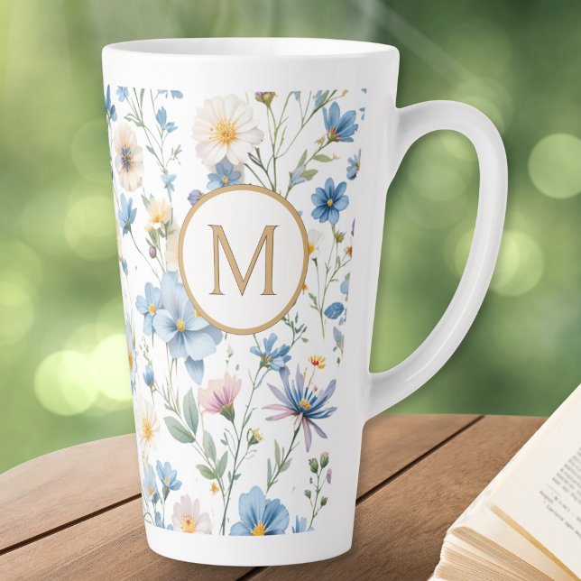 Caneca De Café Latte Elegant Blue Wildflower Pattern Botanical Monogram (An elegant latte mug with blue, pink and white wildflowers pattern and custom monogram initial)