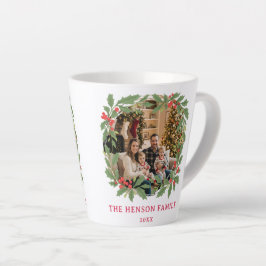 Caneca De Café Latte Elegant Holly Wreath Merry Christmas Family Photo