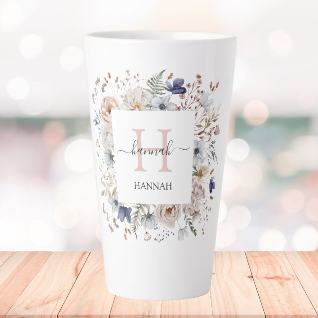Caneca De Café Latte Elegant Monogram Pretty Beige Blue Flowers Floral (In situ)