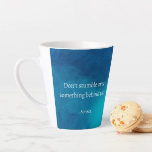 Caneca De Café Latte Enfoque-se para frente, não tropece no passado