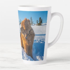 Caneca De Café Latte Esperando na neve