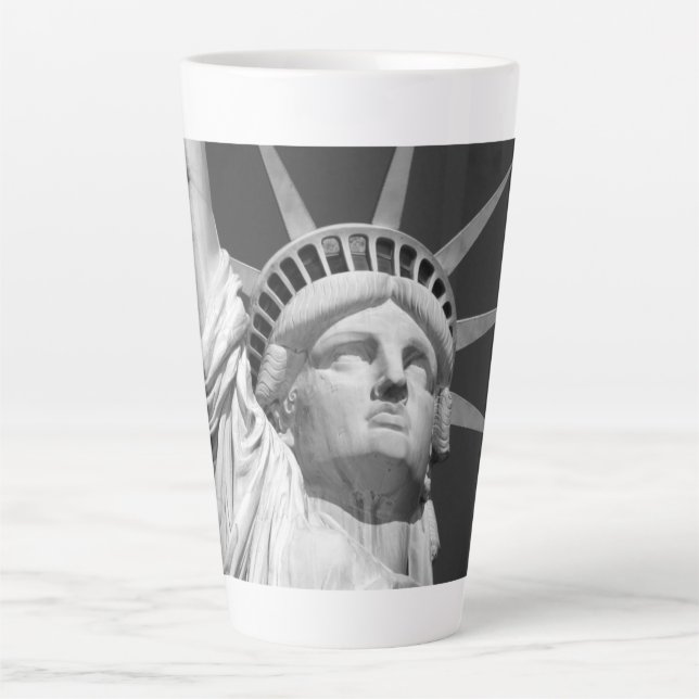 Caneca De Café Latte Estátua Negra e Branca da Liberdade (Frente)