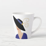 Caneca De Café Latte Estilo Art Deco 1930 Mulher do Chapéu Negro<br><div class="desc">Esta impressão de arte deco estilo de 1930 de uma mulher com um chapéu preto largo é perfeita para um presente para o amante da moda em sua vida!</div>