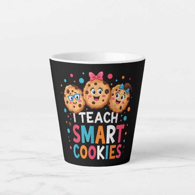 Caneca De Café Latte Eu Ensino Cookies Inteligentes Professor de Volta  (Frente)