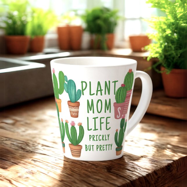 Caneca De Café Latte Fábrica Engraçada Mamãe Vida Picante Cactus Latte  (All about that Plant Mom Life? Add your initial to this cute cactus latte mug! Makes a great gift!)