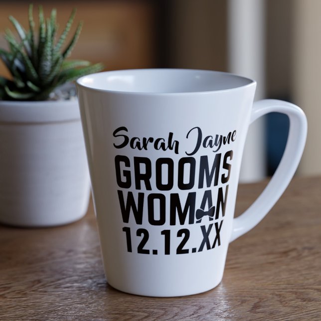 Caneca De Café Latte Favor de casamento moderno para a acompanhante do  (Treat your special Groomswoman with her very own latte mug, You can add her name & your wedding date)