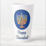 Caneca De Café Latte Feliz Chanukah! Candelabro<br><div class="desc">Feliz Chanukah! Menorah Latte Mug Editar texto para personalizar</div>